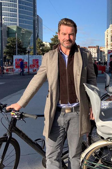 Mathieu Labey em Lyon com a sua bicicleta para Le Parisien