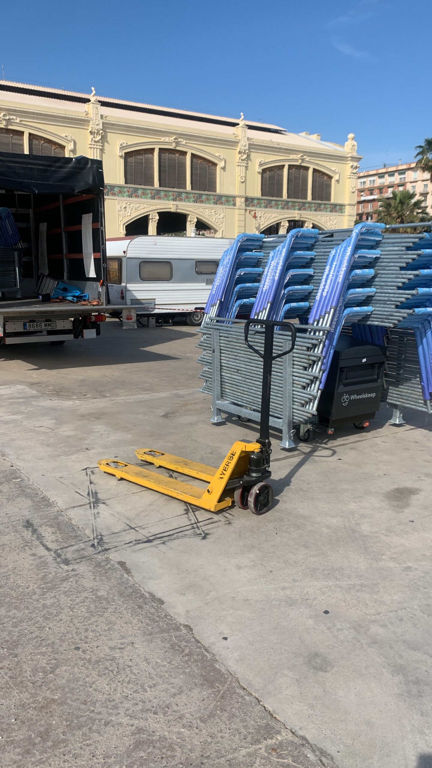 Rolling pallet delivery